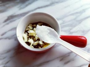 再加入白砂糖，拌均匀。