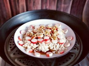 锅中加水烧开后将盘子放在蒸屉上，隔水蒸8分钟即可。