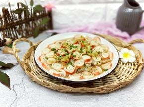 蒸好的蟹肉棒金针菇，撒上葱花。