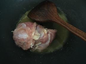 然后放入鸡腿肉搅拌均匀