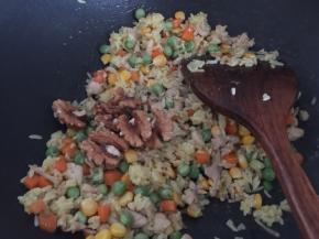 最后加入核桃仁翻炒均匀（核桃是某人的小姑在新疆寄过来的，已经处理过的，非常酥脆，不用烤了）