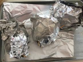 包起来，烤盘上铺上一张锡纸