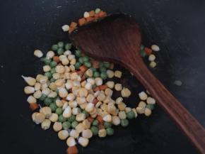 放入豌豆粒和甜玉米粒翻炒