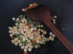 放入豌豆粒和甜玉米粒翻炒