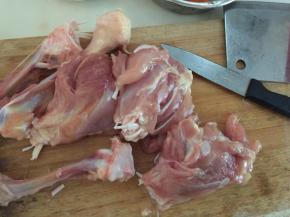 鸡腿用小刀去骨