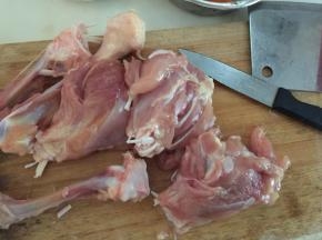 鸡腿用小刀去骨