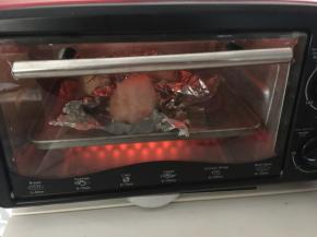 中间翻面再放入烤箱中烤5分钟