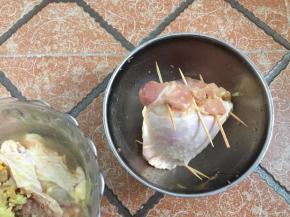 开口处用牙签固定紧实