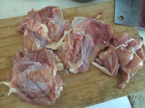 然后切去多余的鸡肉，剩余的鸡肉翻面用到剁碎，力度不要过大，以免把鸡皮剁烂了