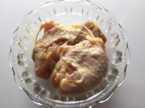 然后将鸡腿肉取出放入碗里腌制半小时