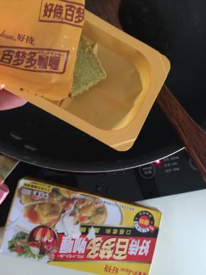 锅里放入一块咖喱加入适量清水烧至咖喱化开
