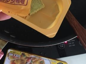 锅里放入一块咖喱加入适量清水烧至咖喱化开