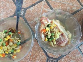 将炒好的咖喱鸡肉米饭塞入鸡腿中