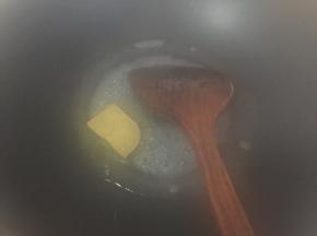 锅里放入一块咖喱块，加入适量开水煮至咖喱融化