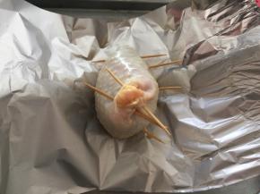 然后取锡纸一张，将鸡腿饭放入锡纸中