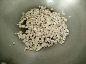 热锅凉油，下猪肉炒至变色。