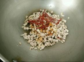 加入适量耗油、盐、料酒、以及辣椒丝，翻炒片刻。