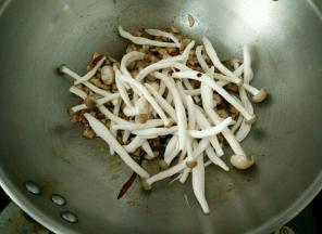 加入蟹味菇，快速翻炒。