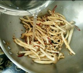 翻炒均匀后加入适量开水。