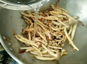 翻炒均匀后加入适量开水。