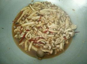 焖几分钟，让蟹味菇熟透、入味即可出锅。