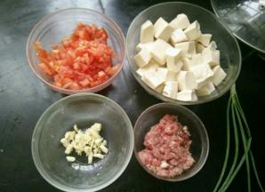 首先准备食材。