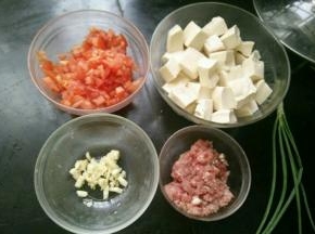 首先准备食材。