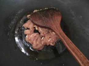 然后锅里热油放入鸡肉炒至变色捞出备用