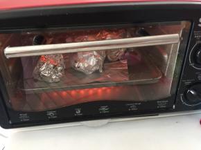 然后放入预热好的烤箱中层，180摄氏度烤25分钟，中间取出翻面