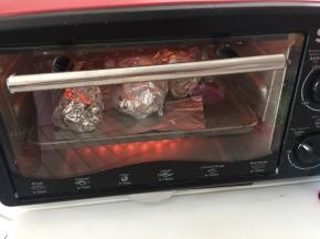 然后放入预热好的烤箱中层，180摄氏度烤25分钟，中间取出翻面