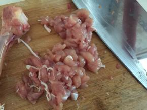 取出的鸡肉切成小块