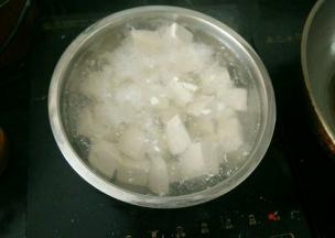 豆腐切成块，放水里煮三到五分钟，加入适量盐。