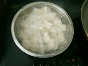 豆腐切成块，放水里煮三到五分钟，加入适量盐。