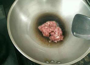 另起一锅烧热放适量油，下入猪肉煸炒。