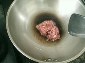 另起一锅烧热放适量油，下入猪肉煸炒。