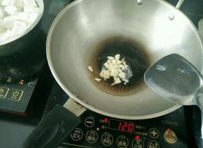 锅里重新放油下蒜蓉煸出香味。