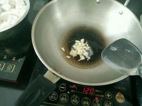 锅里重新放油下蒜蓉煸出香味。