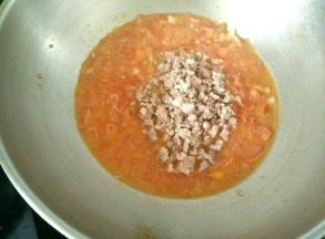 把猪肉放进去，再加入适量耗油、盐和酱油。