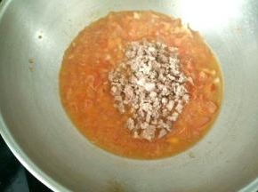 把猪肉放进去，再加入适量耗油、盐和酱油。