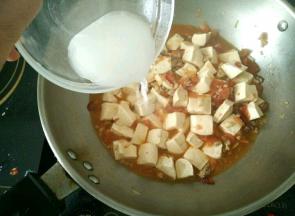 加入适量湿淀粉，翻拌均匀后再焖一分钟。