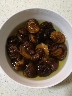 干香菇用冷水洗净灰尘，再用温水浸泡香菇15分钟.