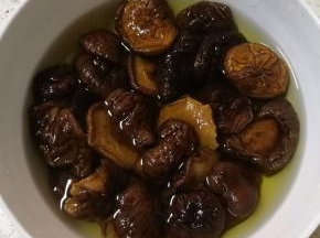 干香菇用冷水洗净灰尘，再用温水浸泡香菇15分钟.