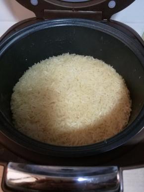 按煮饭键将糯米饭煮熟。