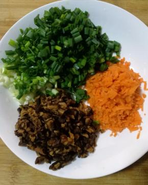 煮饭的时候我们可以处理别的食材，将香菇和胡萝卜切小丁，小葱洗净切葱花备用。