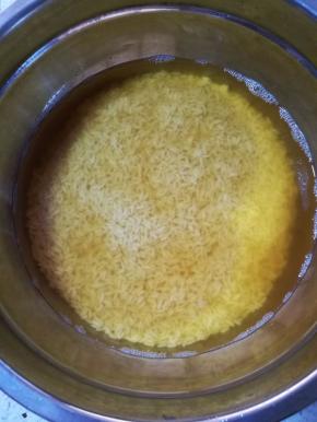 糯米淘洗干净，我们用泡香菇的温水将糯米浸泡半个小时。