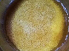 糯米淘洗干净，我们用泡香菇的温水将糯米浸泡半个小时。