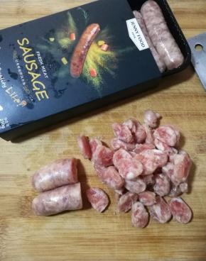 香肠切薄片或切小丁待用。