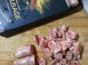 香肠切薄片或切小丁待用。