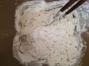 面粉加入面包机中，先加入开水，用筷子将面搅成絮状，再加入凉水，按和面模式，将面揉到表面光滑就好（没有面包机就只有自己揉面啦，将面揉到三光：盆光、面光、手光）