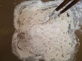 面粉加入面包机中，先加入开水，用筷子将面搅成絮状，再加入凉水，按和面模式，将面揉到表面光滑就好（没有面包机就只有自己揉面啦，将面揉到三光：盆光、面光、手光）